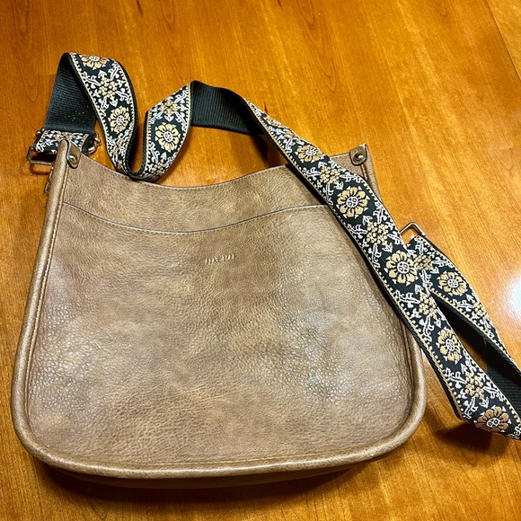 Leather Crossbody purse with guitar strap - Picture 4 of 9